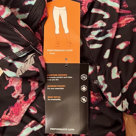 NWT Performance Capri - Picture 5 of 8